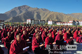 在庆典会上，西藏自治区政协副主席、区民宗委党组书记、主任洛桑久美宣读了班禅额尔德尼确吉杰布大师的贺信。  （图片来源：凤凰网华人佛教  摄影：桑吉扎西）