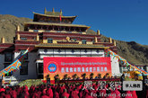  2011年10月20日上午，位于西藏曲水县聂当乡境内的西藏佛学院内彩旗飘扬，法号声声，空中飘扬的彩球带上“爱国爱教，护国利民”的汉藏文标语，在蓝天白云的映衬下格外引人瞩目。气势宏伟的佛学院主楼金顶，在阳光的照射下熠熠生辉。佛学院内一派喜气洋洋的节日景象。（图片来源：凤凰网华人佛教  摄影：桑吉扎西）