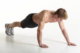 做俯卧撑能防止男人衰老

　　老年人生物力学研究者进一步指出，俯卧撑运动能够很好地反映出一个人是否拥有抗衰老能力。“自然衰老会导致神经和肌肉的退化，从20到70岁，体能会减少30%，但有规律的锻炼能使肌肉纤维变粗，从而让剩余的肌肉更加有力，减少人体生理老化。”纽约州立大学运动学教授兼运动协会咨询专家皮特·麦金尼斯说，俯卧撑能强化身体主要肌肉，更重要的是能给身体提供向前伸展的力量和肌肉记忆，从而能够防止摔倒。（资料图）

