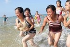 揭秘朝鲜精英真实生活  女人下班后海浴场着比基尼玩耍