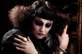 Illamasqua 2011秋冬彩妆“未名剧场” (Theatre of the Nameless) 系列。
