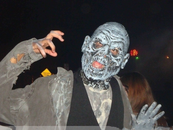 实拍美国万圣节僵尸游行