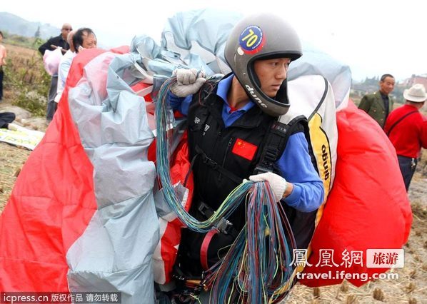 万丈绝壁跃入蓝天 国际滑翔飞行节岳阳举行