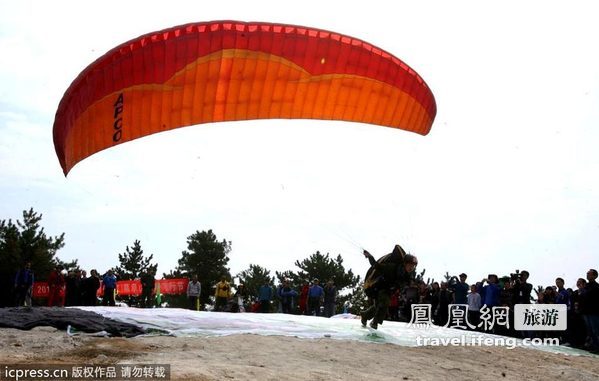 万丈绝壁跃入蓝天 国际滑翔飞行节岳阳举行