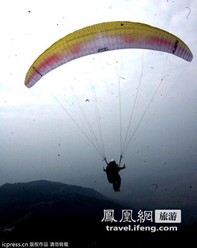 万丈绝壁跃入蓝天 国际滑翔飞行节岳阳举行