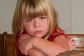 美国一3岁女孩患怪病爱吃砖头树枝和灯泡：2011年9月，美国3岁女孩娜塔莉海赫斯特患上怪病，最爱的零食不是糖果也不是巧克力，而是砖头和树枝。不仅如此，海赫斯特还吃过石头、植物和灯泡，并差点因为灯泡碎片丧命。
