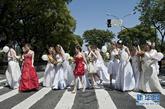 巴西圣保罗，一些着新娘礼服的女子参加新娘游行活动。
