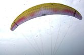 来自辽宁的杨光今年48岁，有8年飞翔历史。他告诉记者，滑翔伞全套器材重约20公斤，通常当伞翼的空速达到6米/秒左右时会将人带离地面，滑翔伞拥有刹车组伞绳可以自由转向，如没有外力影响，会以每秒1米至1.5米的速度下降。