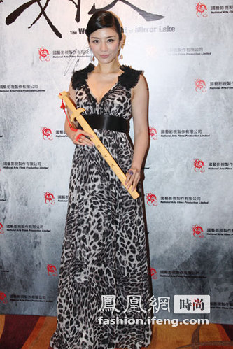 百变黄奕 各种雷人造型演绎大妈范儿