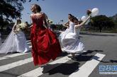 10月23日，在巴西圣保罗，着新娘礼服的女人们走过街头。当日，大约40名女子在巴西圣保罗参加了新娘游行活动，活动倡导婚姻和家庭传统。一些未婚的女孩穿上为自己准备的婚纱，参加游行期待出嫁。由于巴西暴力频繁，凶杀不断，致使无数年轻男儿命丧黄泉，造成男女比例严重失调，430多万女人因此而难以求偶，这已成为一大社会问题。
