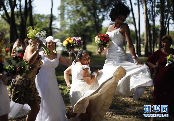 巴西430万女人难求偶 穿婚纱游行盼出嫁