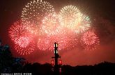 2011年10月23日晚8点，2011中国杭州西湖国际烟花大会在钱塘江和运河区域同时启幕，璀璨夺目的烟花点亮了整个杭城，百万市民和中外宾客，同享这场视觉盛宴。