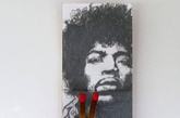 当地时间2011年10月24日，艺术家Mike Bell为香烟盒创作明星肖像画，并附上火柴棒经典动作惟妙惟肖好逼真。