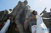 身穿新娘礼服的女人们在新娘游行活动中摆造型留影。