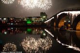 2011年10月23日晚8点，2011中国杭州西湖国际烟花大会在钱塘江和运河区域同时启幕，璀璨夺目的烟花点亮了整个杭城，百万市民和中外宾客，同享这场视觉盛宴。