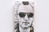 当地时间2011年10月24日，艺术家Mike Bell为香烟盒创作明星肖像画，并附上火柴棒经典动作惟妙惟肖好逼真。