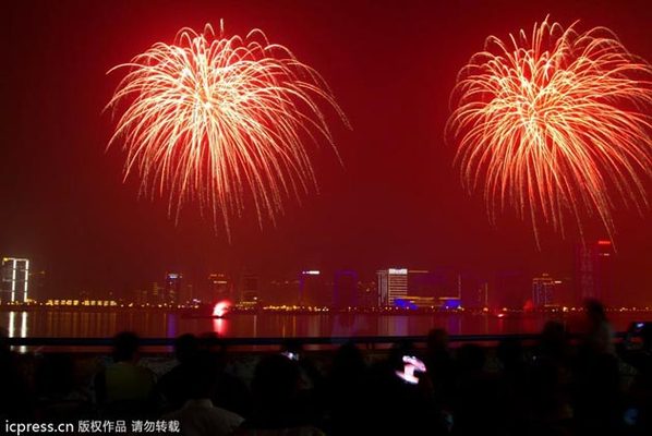 深秋渐凉夜游杭城 国际烟花大会绚烂上演