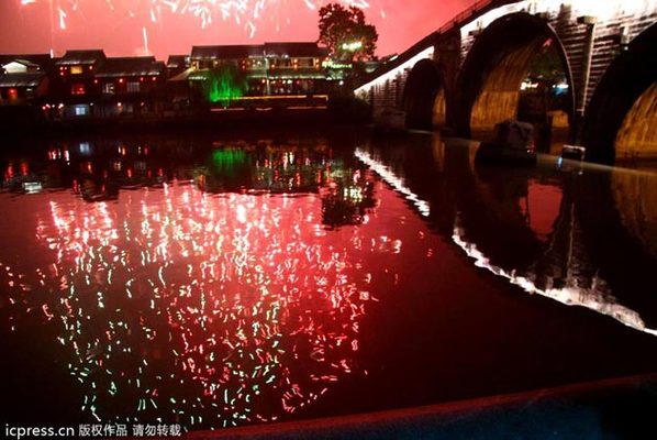 深秋渐凉夜游杭城 国际烟花大会绚烂上演