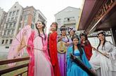 湖北省武汉市，以东湖游船为主题的“时尚风情秀”活动在东湖及楚河汉街“穿越”上演。7名“东湖女孩”身穿汉唐古装在汉街戏台及游船上大秀才艺。