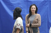 上周片场三位女星竟齐齐到场，与赵又廷饰演恋人的姚晨素颜亮相，素色针织衫随意穿着就像普通办公室同事，十分邻家。