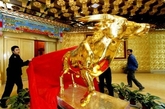 华西村328米高“黄金酒店”——龙希国际大酒店内一吨重的金牛。