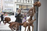 美国纽约，在博物馆中进行着小型的骷髅展览。这些骷髅作品在纽约引发轰动，以各种挑衅性性姿态冲击着纽约人。这些雕塑是由法国设计师Jean Marc-Laroche创作的，在第五大道进行展览。雕塑完全由树脂做成。