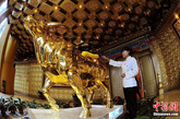在江苏华西村龙希国际大酒店60层，工作人员正在为镇楼之宝――号称“价值3亿元人民币”的金牛做保洁。