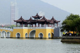 华西村的“扬州五亭桥”。