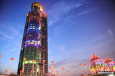 10月8日，由华西村村民每户出资1000万元，筹资30亿元人民币建起高328米的“黄金酒店”――龙希国际大酒店剪彩开业
