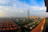 远眺华西村，最高建筑就是10月8日开业的龙希国际大酒店。