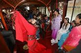 湖北省武汉市，以东湖游船为主题的“时尚风情秀”活动在东湖及楚河汉街“穿越”上演。7名“东湖女孩”身穿汉唐古装在汉街戏台及游船上大秀才艺。