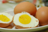 四、发热病儿不宜吃鸡蛋。鸡蛋蛋白食后能产生“额外”热量，使机体内热量增加，不利于病儿康复。（图片来源：资料图） 
