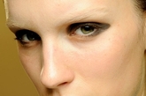 YSL本季将模特的眉毛漂白并以金属感红唇示人，黑色眼线融入这款妆容，十分合拍。金黄色的发箍将头发包裹其中，闪耀夺目。让造型在流露复古情怀的同时，又充满摩登色彩。