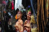 广州一德路一带，各种万圣节的玩具、面具、饰品恐怖、逼真至极，吓坏过往路人还有小孩。
