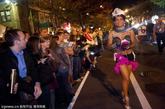 当地时间2011年10月25日，美国华盛顿，第25届伪娘高跟鞋跑步比赛举行。伪娘们长裙黑丝尽显另类性感妖娆。