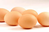 妈妈为了让宝宝健康成长，每天都会给宝宝吃鸡蛋。其实，宝宝吃鸡蛋大有讲究，倘若食之不当，会导致宝宝一些健康隐患。一、婴幼儿不宜过多吃鸡蛋。因为婴幼儿消化能力差，如果让他们大量吃鸡蛋，不但容易引起消化不良，而且由于鸡蛋蛋白中含有一种抗生物素蛋白，在肠道中与生物素结合后，能阻止吸收，造成婴儿维生素缺乏，影响他们的身体健康。（图片来源：资料图） 