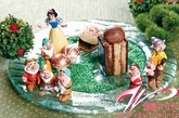 每一层都带着巧克力的不同风味 德意志的幸福童话
配料：黑森林蛋糕、蘑菇造型巧克力格林童话般的甜趣蜜意，搭配独有的德意志精神，于是就有了这款黑森林蛋糕和蘑菇巧克力的创意组合。
细腻的黑森林蛋糕和滑爽的巧克力带你遨游童话世界，闭上眼睛，享受美食的魔力，做个梦吧！ 
