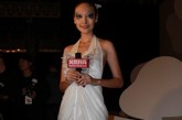 10月27日11：00，金苑·洪美璇2012春夏时装发布会在北京饭店如期举行。著名模特单静雅受邀参加此次活动，不仅如此，她还穿上设计新品走上T台，为此秀添光增彩。