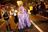当地时间2011年10月25日，美国华盛顿，第25届伪娘高跟鞋跑步比赛举行。伪娘们长裙黑丝尽显另类性感妖娆。