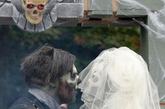 万圣节将至，加拿大多伦多，Thea Munster和Adam Invader举行僵尸婚礼，扮成僵尸模样的人参加婚礼，这样的婚礼你敢参加吗？