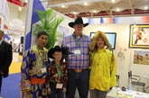 2011中国（上海）国际马业展览会上外国友人与蒙古展商合影，西部牛仔与蒙古汉子的搭配。