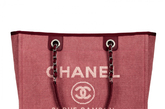 日前，香奈儿（Chanel）推出2012春夏"Chanel Cabas Ete"全新系列包包。该系列新款包袋包括4款色彩、款式不同的大尺寸手提包，选用高级帆布面料制成。

