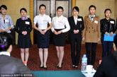 深圳航空公司在济南举行空中乘务员暨安全员的现场招聘会，吸引了众多欲圆“飞天梦”的年轻男女们前来应聘，招聘现场气氛火爆。美女如云，形成一道亮丽风景线。