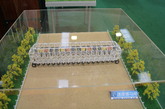 2011中国（上海）国际马业展览会上赛马场上的速度赛马闸模型。