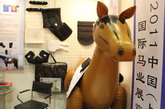 2011中国（上海）国际马业展览会上俏皮的充气骏马。