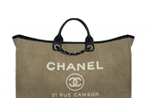 日前，香奈儿（Chanel）推出2012春夏"Chanel Cabas Ete"全新系列包包。该系列新款包袋包括4款色彩、款式不同的大尺寸手提包，选用高级帆布面料制成。
