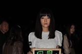 曾在超女舞台上轰动一时的选手魏佳庆又重新进入人们的视线，白色纱质透视裙性感又不失高雅。