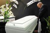 2011国际墓地展：另类棺材造型雷死人不偿命。而且价位也是不菲的哦。