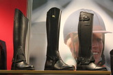 2011中国（上海）国际马业展览会上帅气十足的黑色马靴。