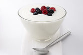 酸奶 空腹饮用酸奶，会使酸奶的保健作用减弱，而饭后两小时饮用，或睡前喝，既有滋补保健(保健食品)、促进消化作用，又有排气通便作用。
